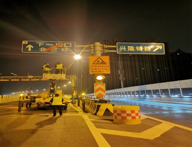 广西郑州市北三环彩虹桥交通标志牌安装现场